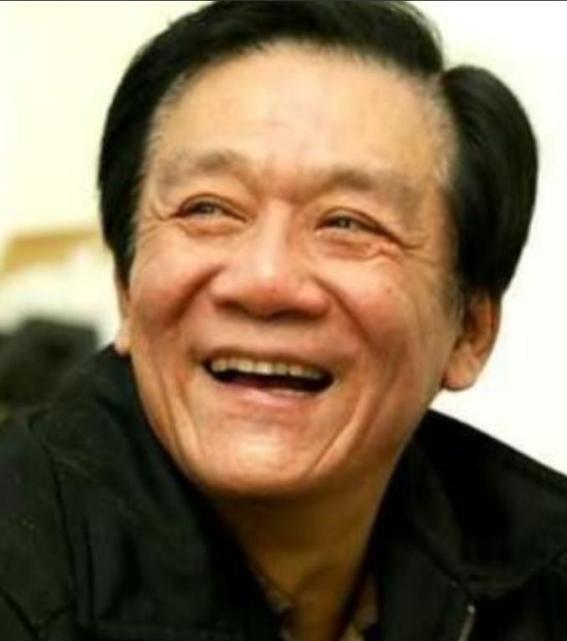 2007年，侯耀文突发心脏病去世，当女儿收拾遗物时，却发现他卡里的500万存款和