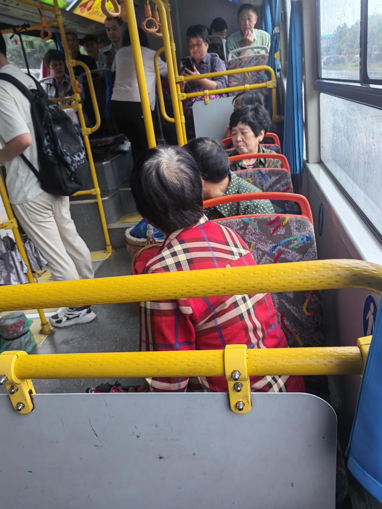 奶奶朴实的幸福:这是一位穿着极其朴素的农村妇女，脚上穿的是孙女军训后的训练鞋，