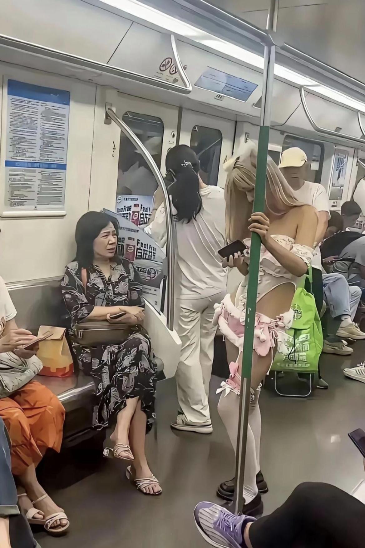 虽说穿衣自由，可这小姑娘穿的是啥呀？大妈看了直皱眉[捂脸哭][捂脸哭][我想