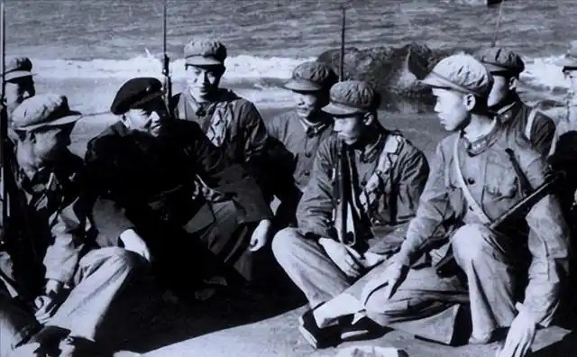 1955年，许世友得知自己授衔上将，开怀畅饮。酒酣时电话响起，大扫其兴，便不耐烦