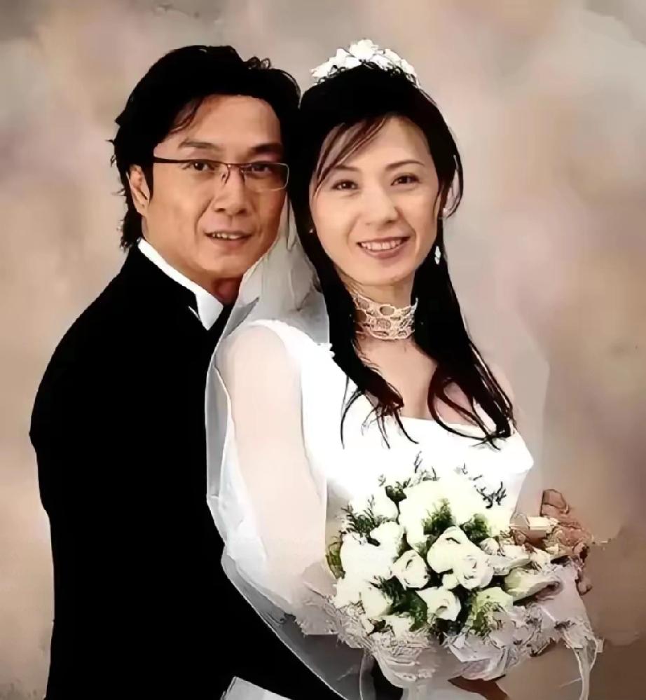 43岁刘松仁飞机上邂逅小20岁泰国空姐，朋友曾提醒当心是人妖