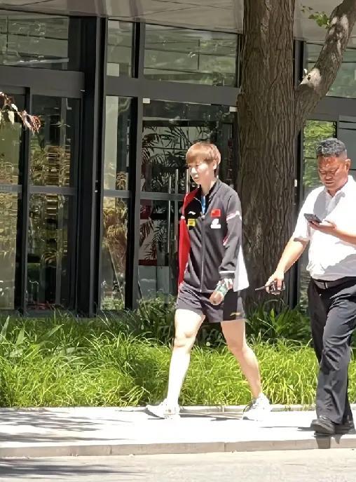 王曼昱今日北京国家体育总局训练局路透。是中午刚刚做完体能训练出来的曼昱，身边保