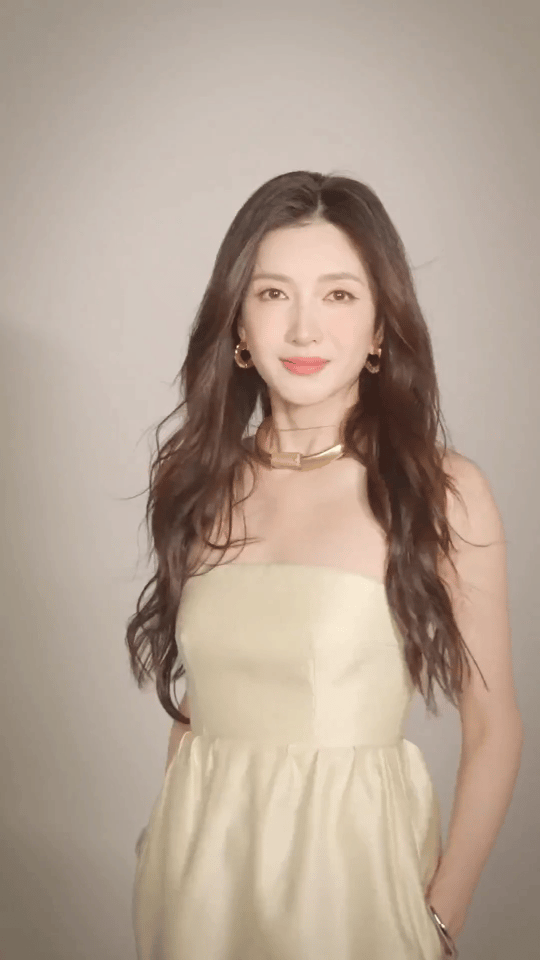 江疏影上桌江疏影在《夜色正浓》里凭实力“上桌”了！她饰演的赵玫，跳出了过往框架