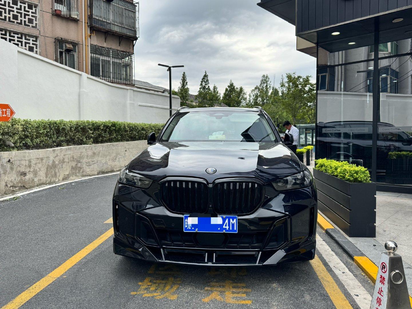 在等人的地方看到了一台很别致的宝马X5，改了ALPINA套件，不过我记得ALPINA没有改装过X5啊