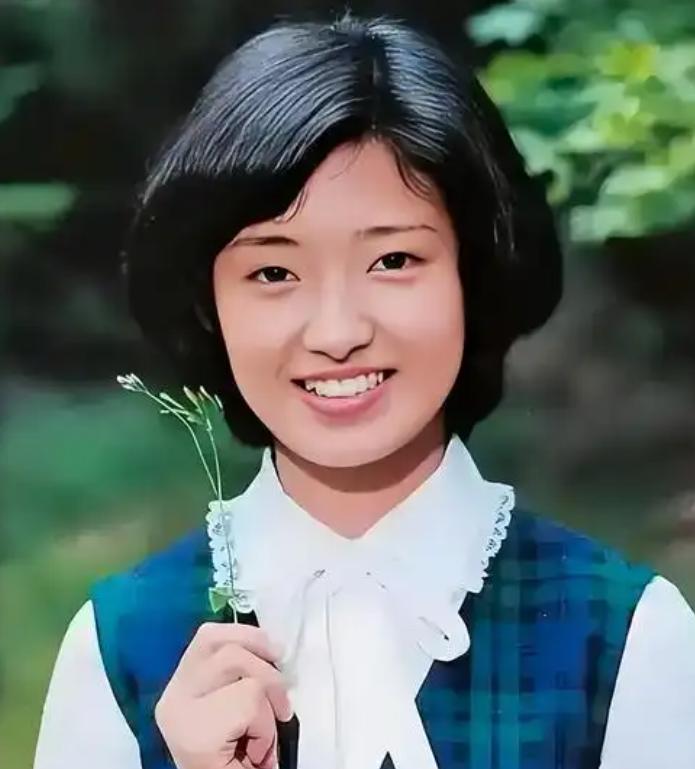 1980年，红透整个东亚的山口百惠，带着八年演艺生涯积攒的4亿日元，毅然彻底退出