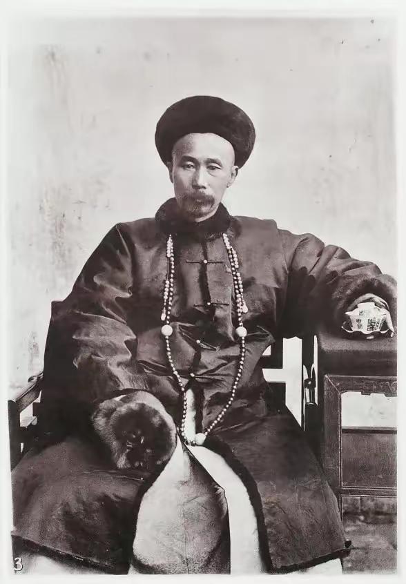 1863年，丧妻两年后，李鸿章决定再娶一房夫人，大婚当天，新娘的陪嫁丫鬟冬梅，