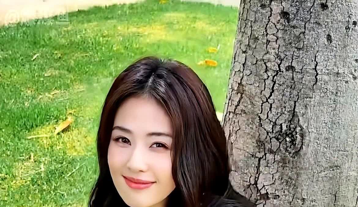 别再被白鹿骗了，这才是真实的白鹿。之前有次采访曾舜希就爆料，说白鹿在剧组