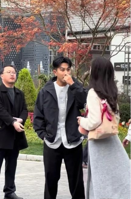 近日，有网友在淮安街头偶遇了51岁的刘恺威。从网友分享的照片来看，他状态极佳，硬