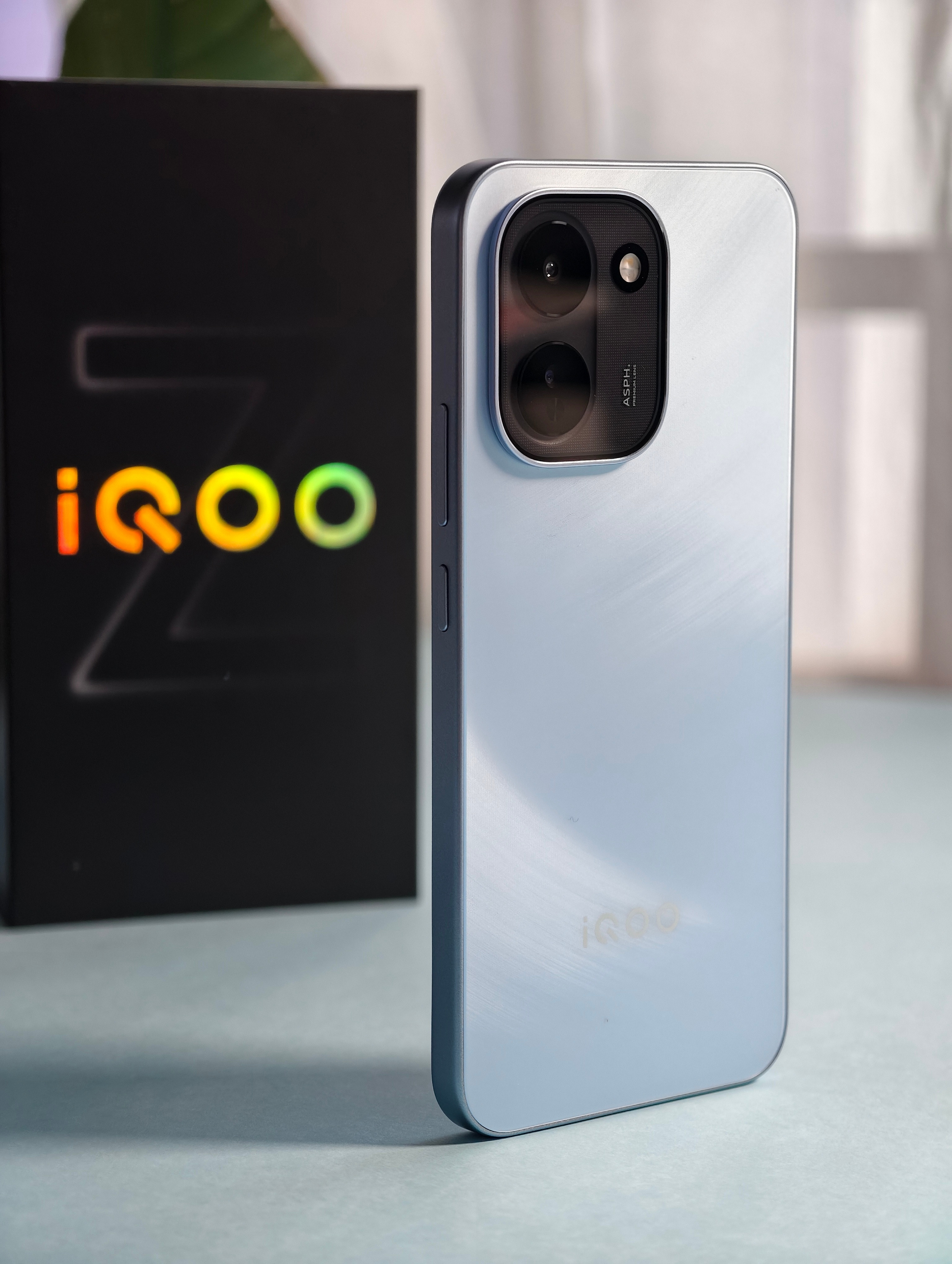 iQOOZ11沧浪浮光真机上手｜颜值手感续航三重在线第一眼就被沧浪浮光狠狠拿