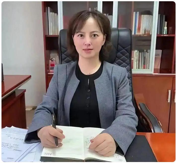今天讲一位女官员，姓唐名瑜，贵州人氏，是一位80后，落马时仅仅42岁。唐瑜本人