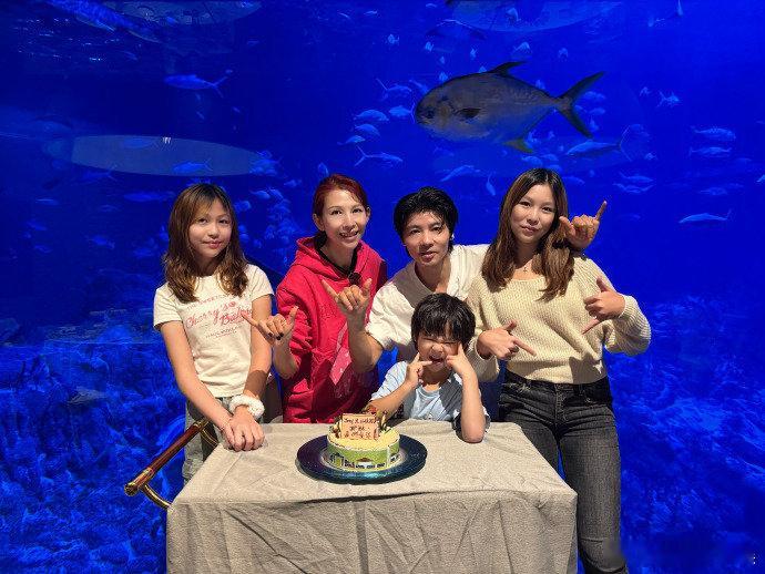 蔡少芬张晋给小儿子过6岁生日，这组图里大女儿身高都快超过妈妈了，14岁就快170