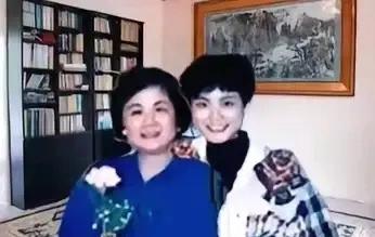 王菲和她的母亲夏桂影长得挺像的。都是浓眉大眼。鼻直如柱。不过王菲妈妈脸庞要圆润