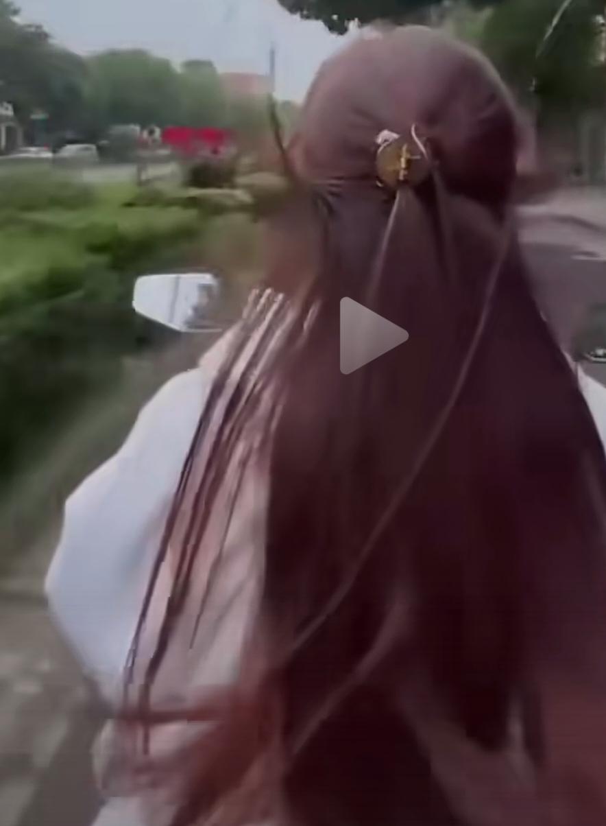 挺有意思，说是男生相完亲后，没告诉女生自己有车。女生豪爽的骑着自己的电动车，要送