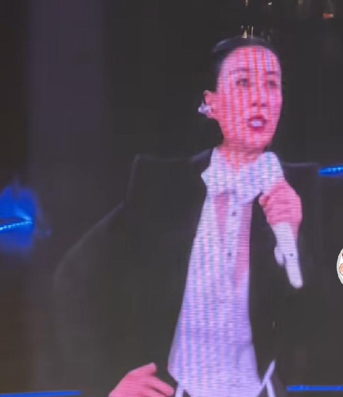 那英演唱会上，宋丹丹尴尬了。那英指着嘉宾区域介绍说，今天晚上还有比我更年长的嘉宾