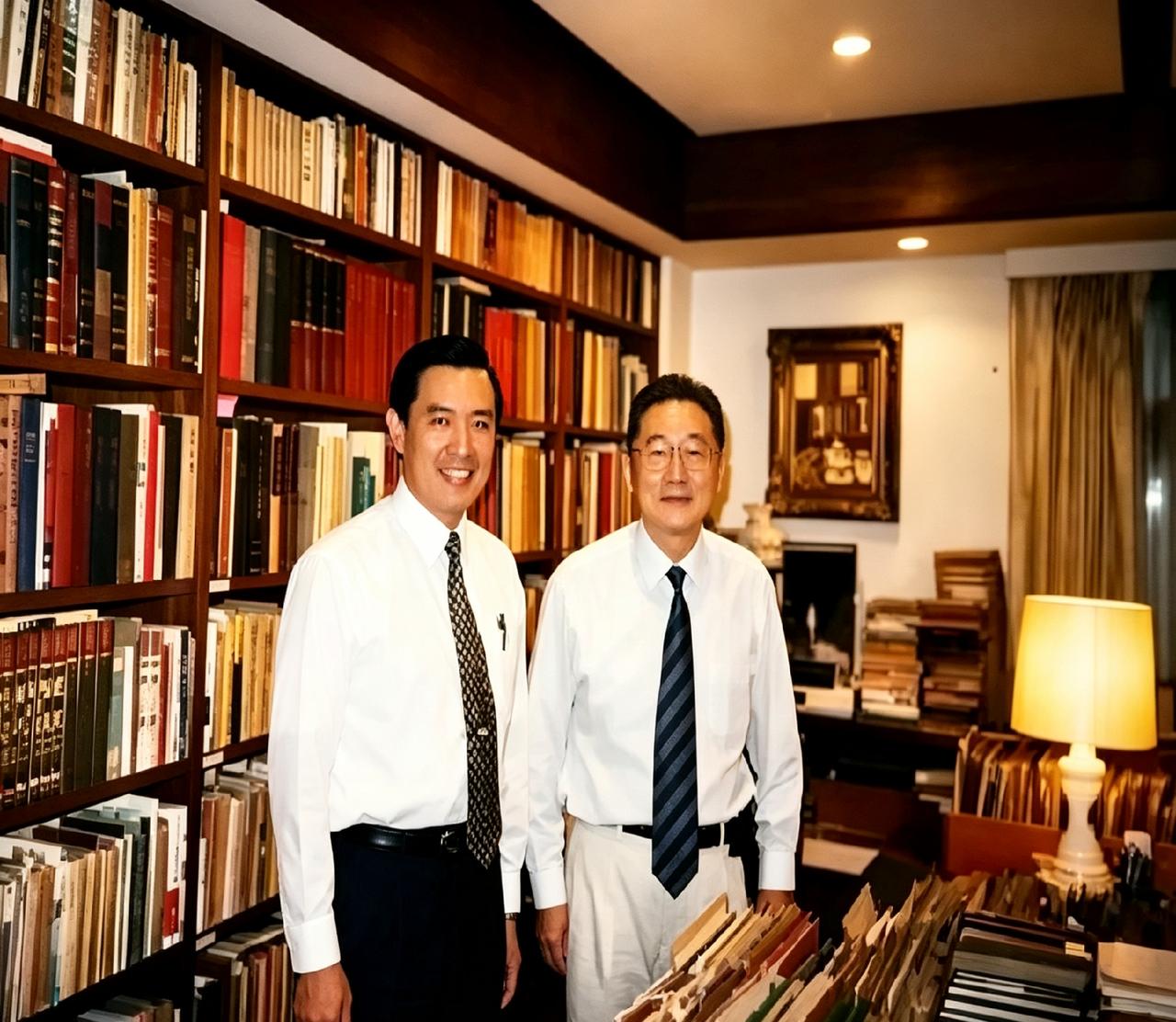 2005年，马英九来到台北东丰街，登门造访李敖的私人书房。房间里书架层层叠叠，藏