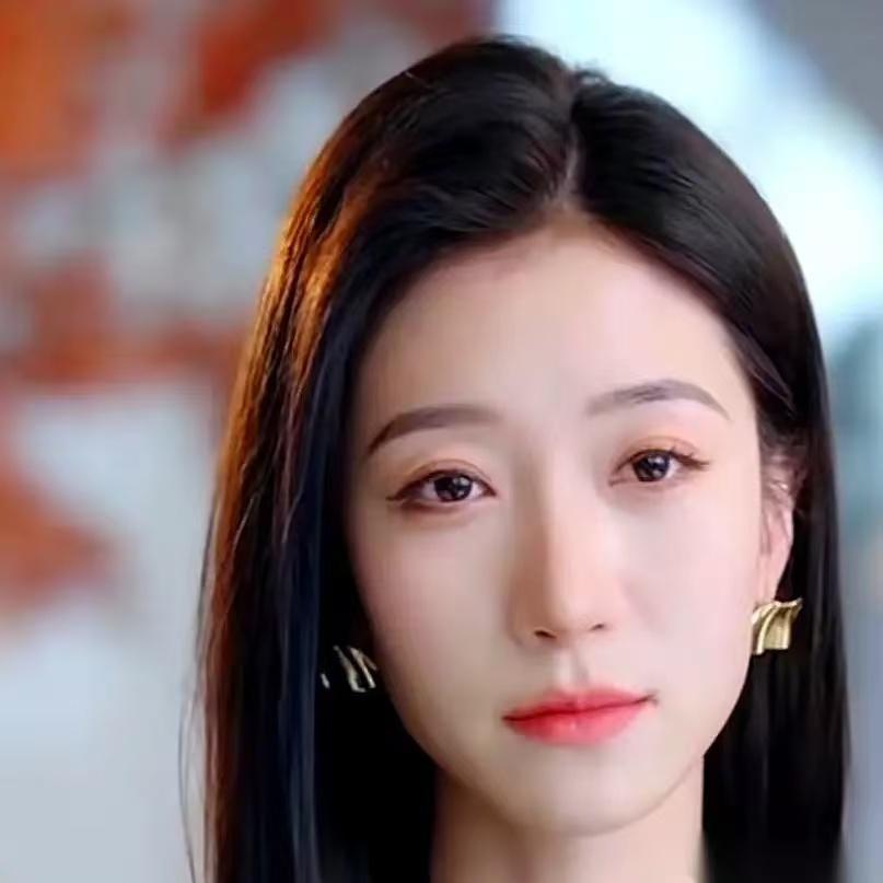 “这王格格演女主，咋看咋像资源硬塞进来的！”我跟闺蜜刷短剧时，她突然冒出这么一句
