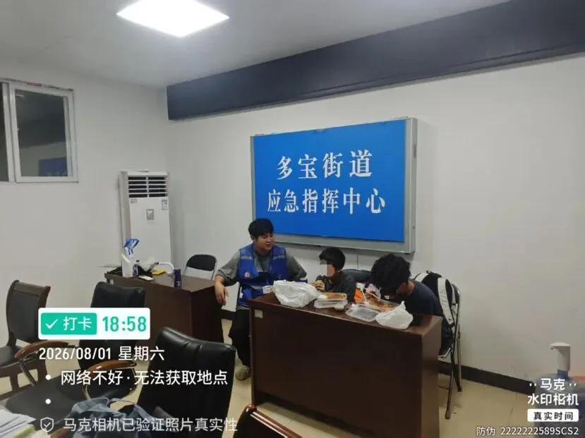 广州荔湾区。网格员发现两名未成年，经询问得知，他们是从贵州来探亲的，因亲戚去深