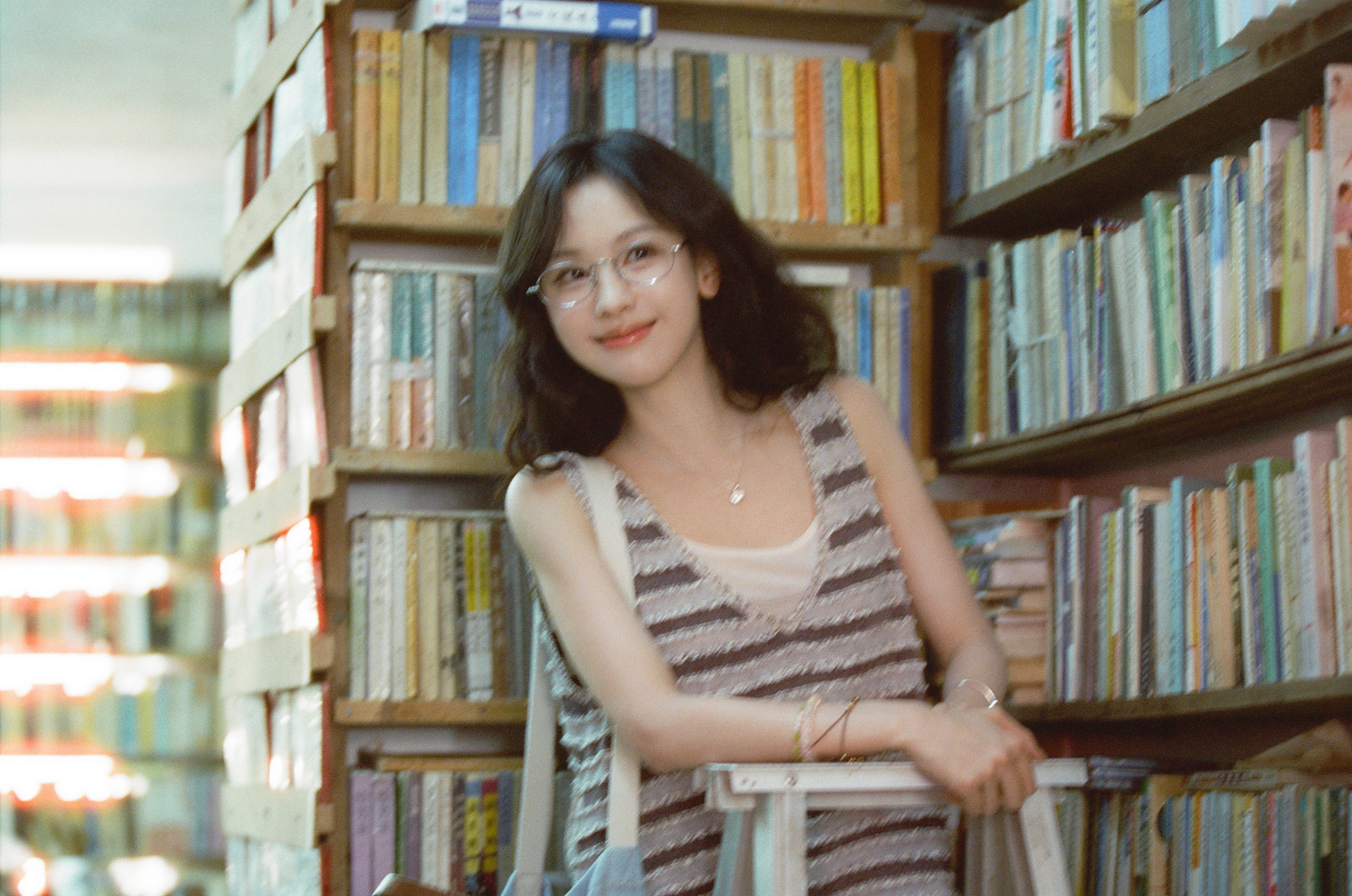 陈都灵最新营业照📖今天是文艺学姐嘟嘟陈都灵冬风吹又生白色大衣路透