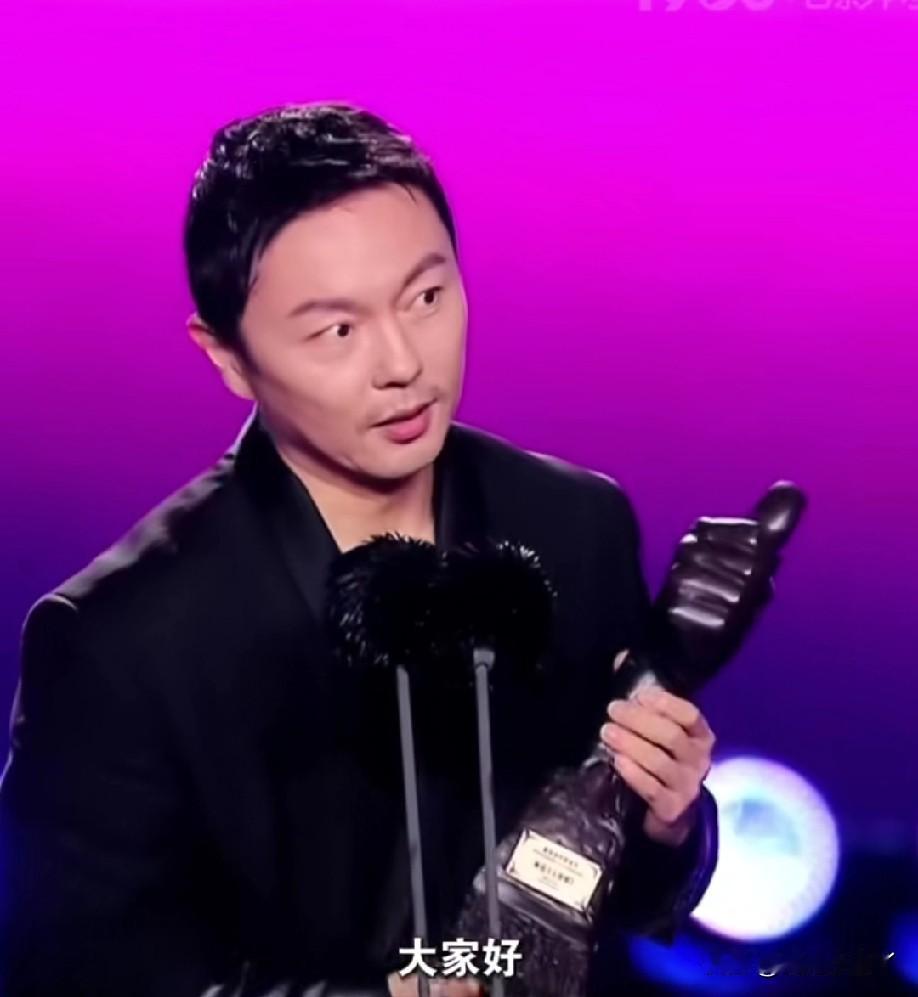 妥妥的励志剧本啊！第七届成龙国际动作电影周闭幕式上，谢苗凭《火遮眼》拿下了最佳动