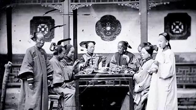 1904年，通房丫李氏，站着侍奉丈夫与正妻长达33年。这日，她正在盛饭。谁知，管