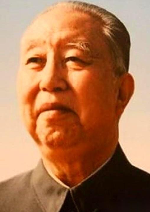 2008年，华国锋的安葬地，中央已经定在了八宝山。文件都准备好了，但他的秘书曹