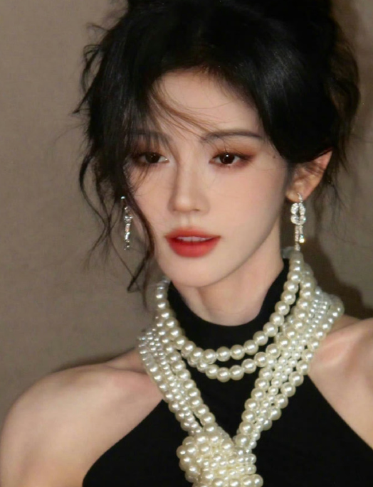 鞠婧祎行走的爆曲制造机，舞台细节拉满！《落》的水袖飞扬搭配眼神流转，东方古典美尽