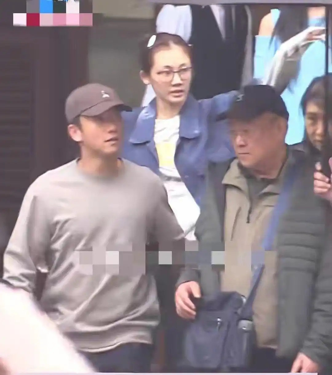 39岁郑恺半蹲扶老父亲上车，苗苗淋雨站旁边不抢镜，网友：这媳妇比亲闺女还细心​