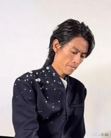 天啦，这是陈晓吗？乍一看，还真没认出来。陈晓为新剧做宣传，瘦成这样，完全认