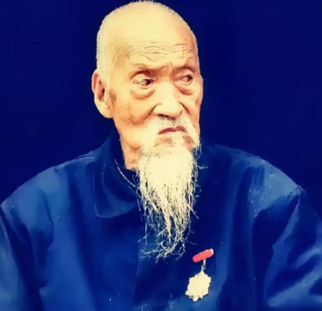 太行山绝壁上，一个人，被十四个日军围死。枪口对准后脑勺的那一刻，司凤梧没有跪下，