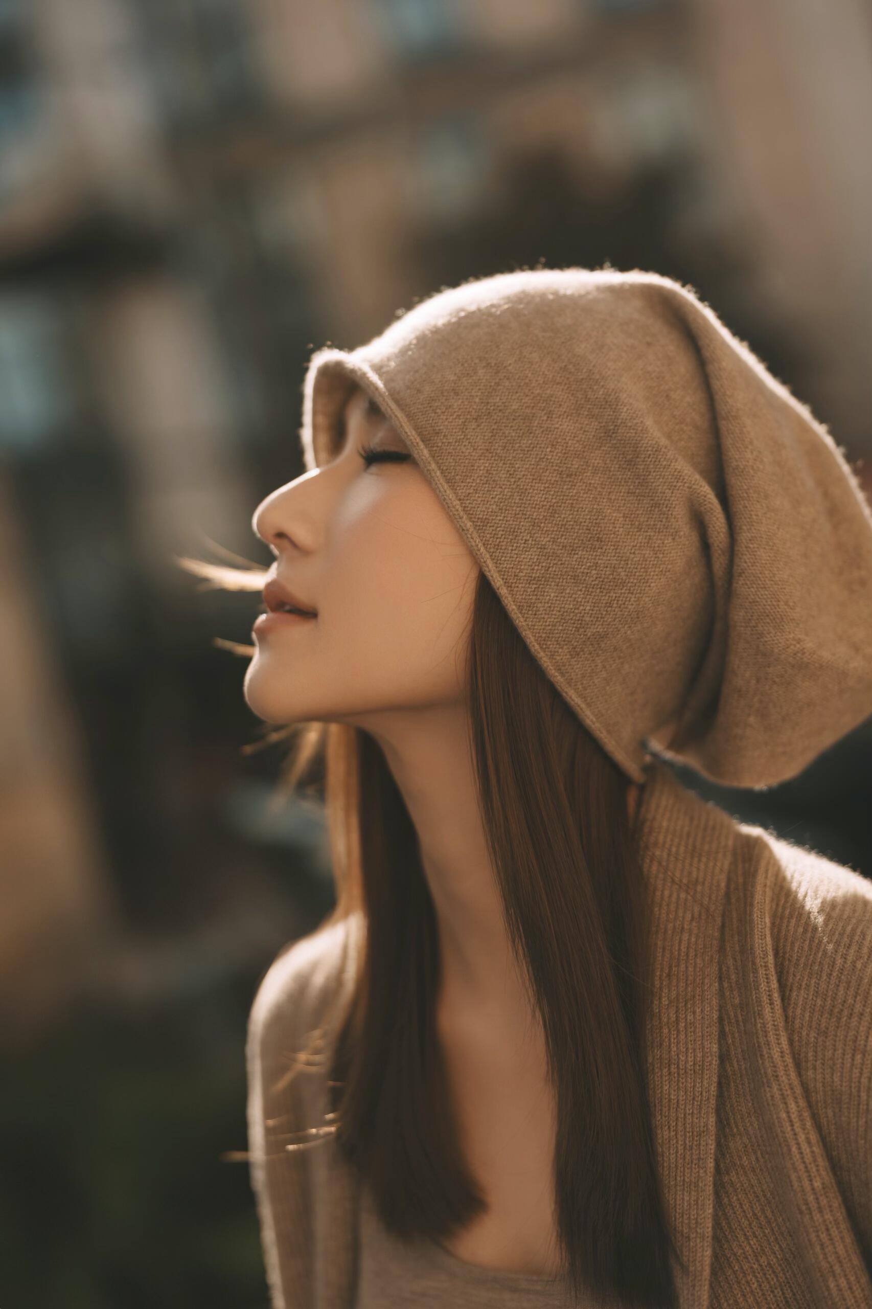 何超莲这下车姿势太飒了看完何超莲的澳门日常才发现，豪门千金的每个细节都藏着讲究