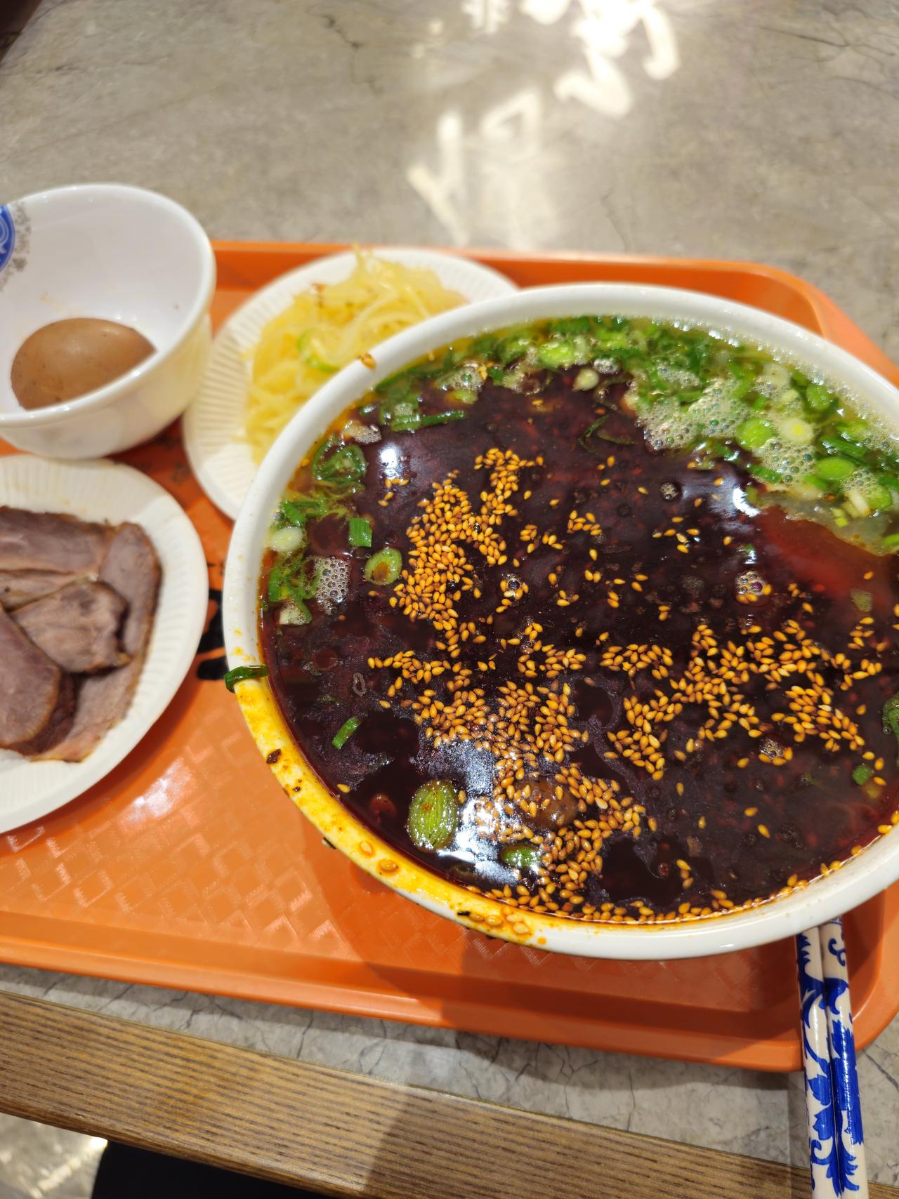 终于吃到正宗的牛肉面啦！前几天听甘肃的同事说兰州本土的牛肉面品牌开到杭州了