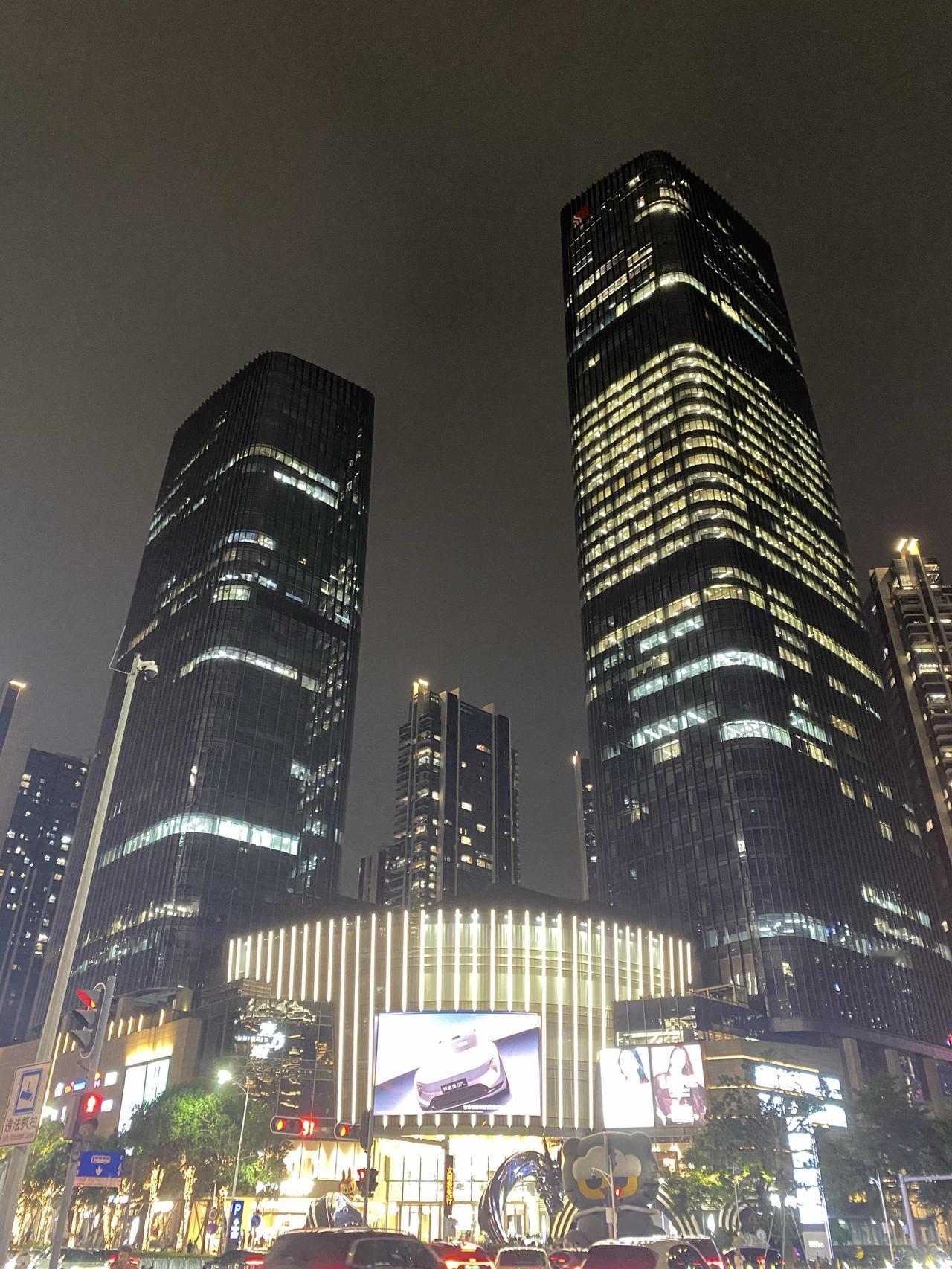 深圳虽与广州隔得不远，但去得次数不多。昨晚行到此处，忍不住咔咔拍了几张，一晃来粤