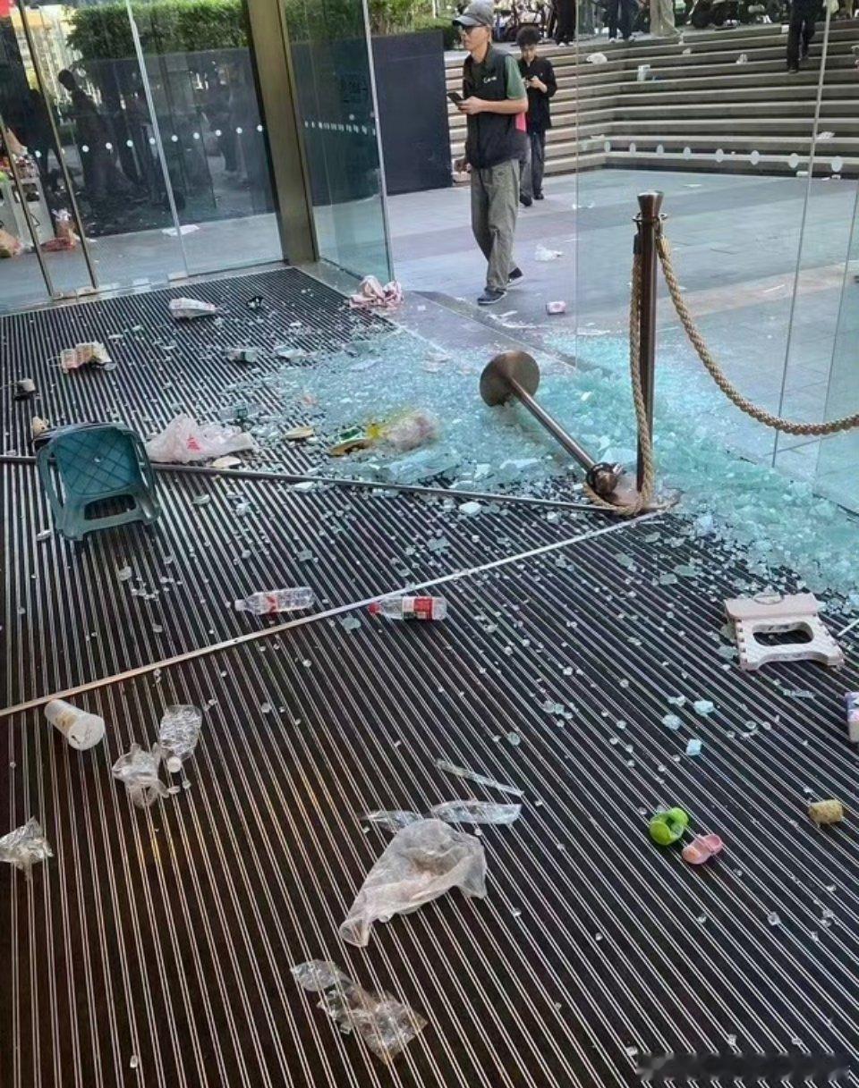 张凌赫粉丝太疯狂了，直接把玻璃挤碎了，导致活动被迫取消，是不是不太理智