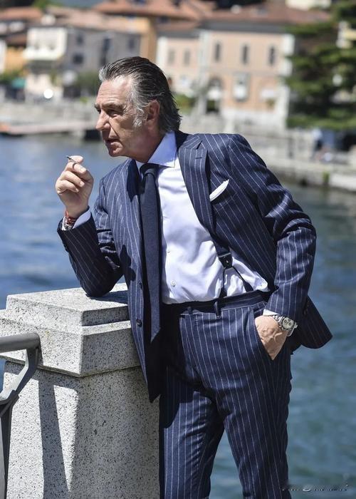 有句话说的好：“当一个上了点岁数的男人，看淡了春花秋月，不再纠结情感的缠绕、不