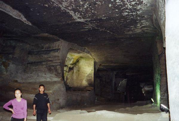 镜头记录2005年的安徽黄山市屯溪东郊的花山谜窟，又名“古徽州石窟群”，这处20