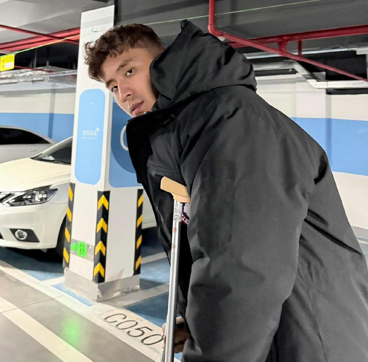 看来张景胤知道大家都很关心他的伤病恢复情况，这不，做完手术刚能杵着拐杖下地走，立