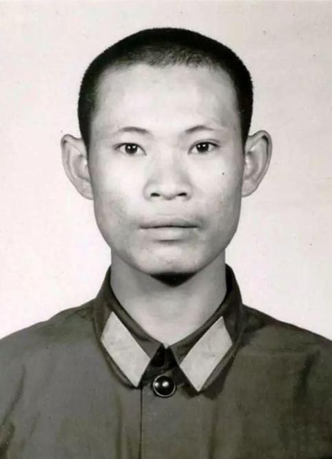 1982年，部队提拔杨国跃当班长，他死活不当。但两年后，在老山战场上，他却抢着当