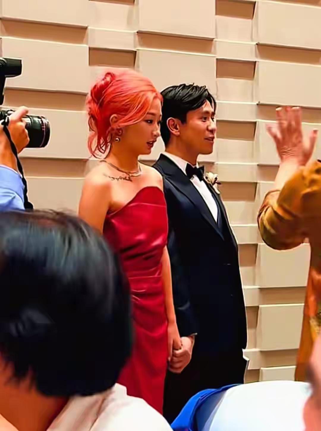 刘欢34岁女儿重庆大婚!刘欢伤心卢璐却很高兴女婿长得一般但儒雅时光荏苒