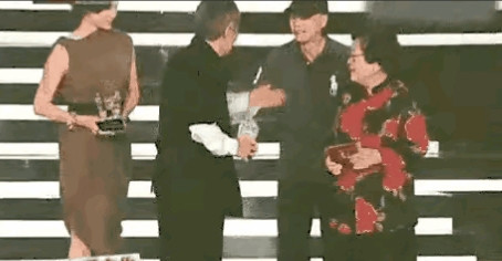 当年，冯小刚在东北拍《集结号》，赵本山打电话给冯小刚说：“小刚啊，听说你来东北拍
