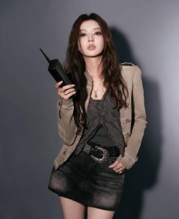 太喜欢野狗骨头里面的涂莉。何瑞贤藤城最伟大的建模来了，整个五官轮廓真的是又优越又