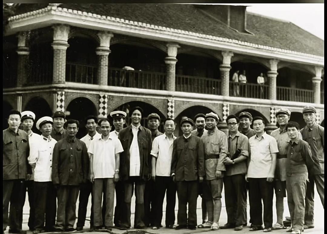 古月第一次走上荧幕的镜头，这张合影拍摄于1983年，地点在贵州遵义会议旧址门前。