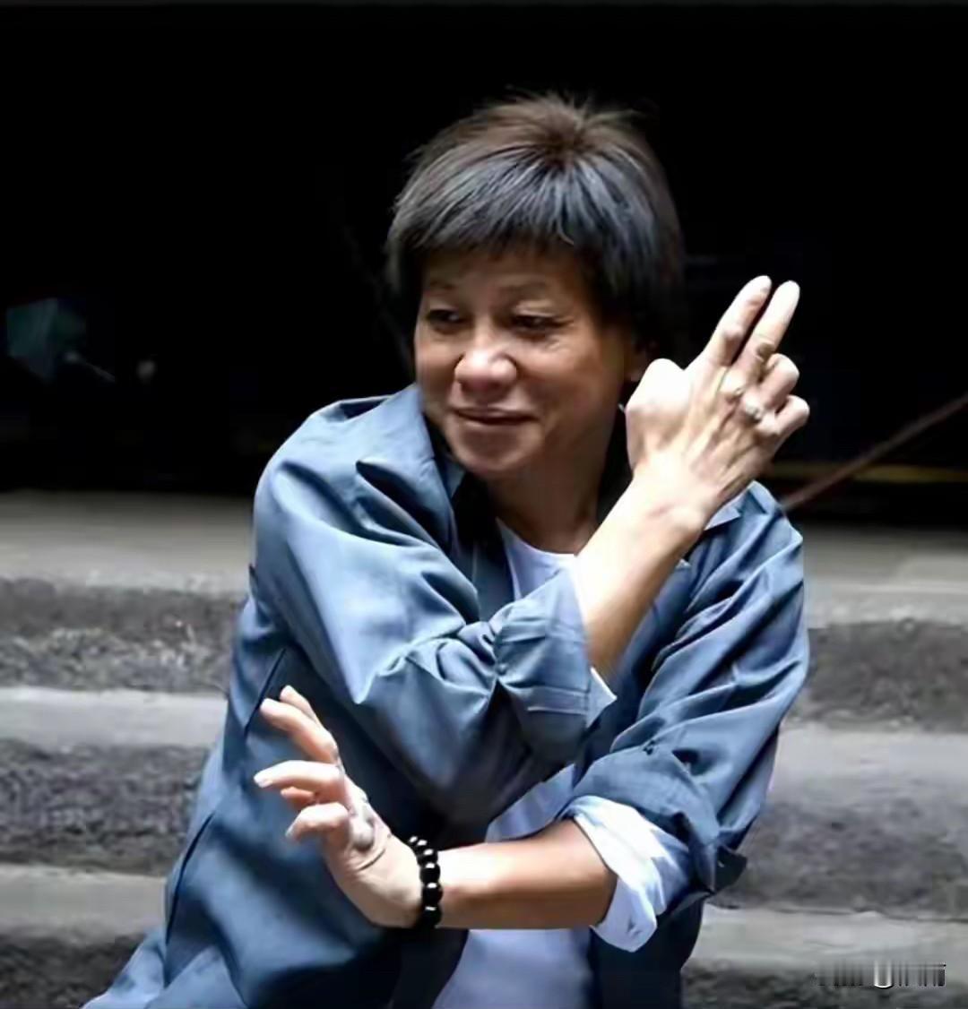 梁小龙的手指关节都是老茧。只有持之以恒，年复一年的锻炼才能形成这么厚的茧。梁