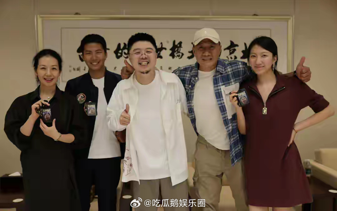 胡军和家人一起去看舞台剧，老婆卢芳打扮贵气，24岁女儿罕见露面！​​​