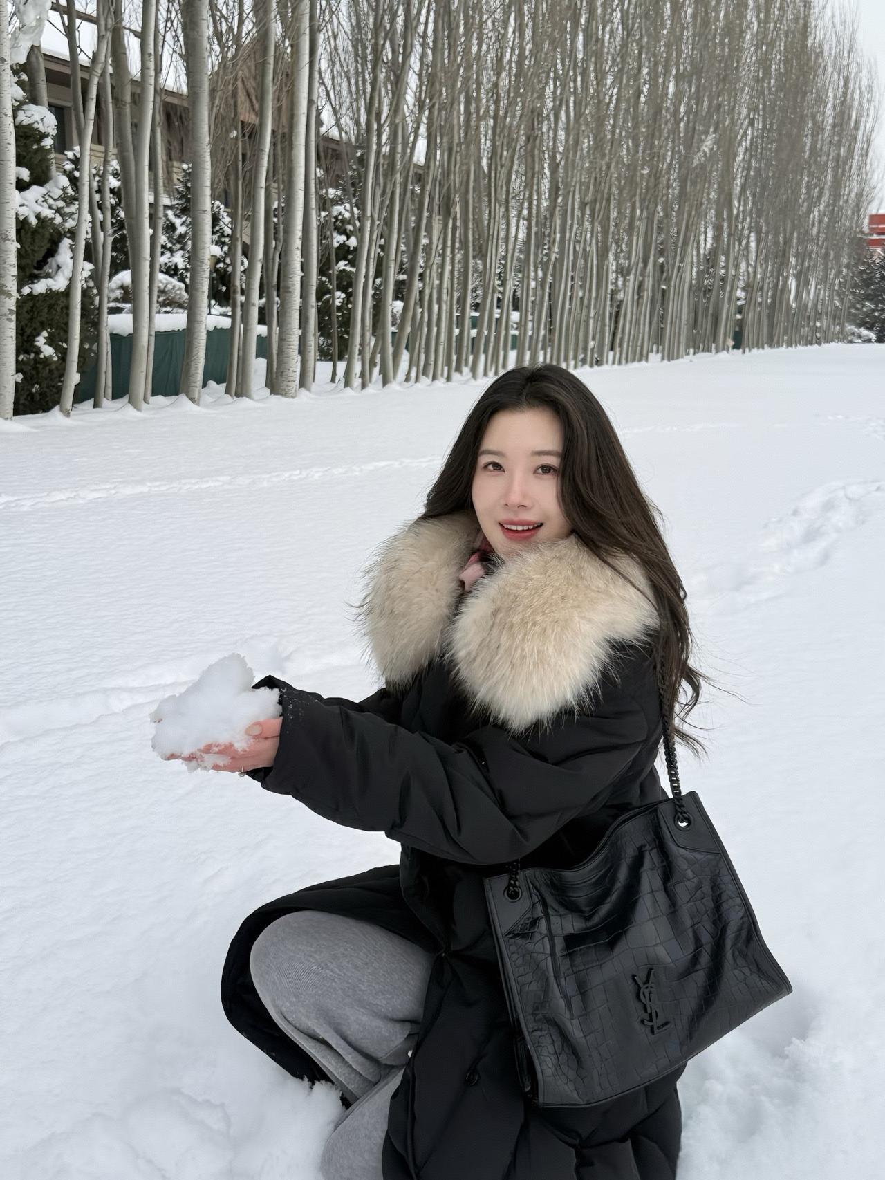 雪中美人笑，手捧玉雪香