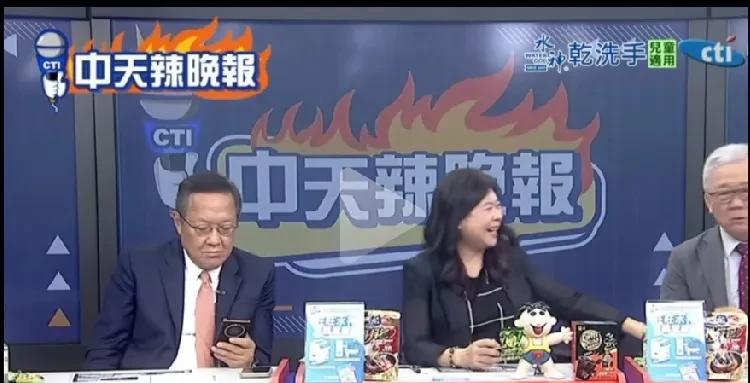 当栗正杰大言不惭地评说张亚中时，介文汲在一旁表现出了“我堂堂大好男儿，竟然会与你