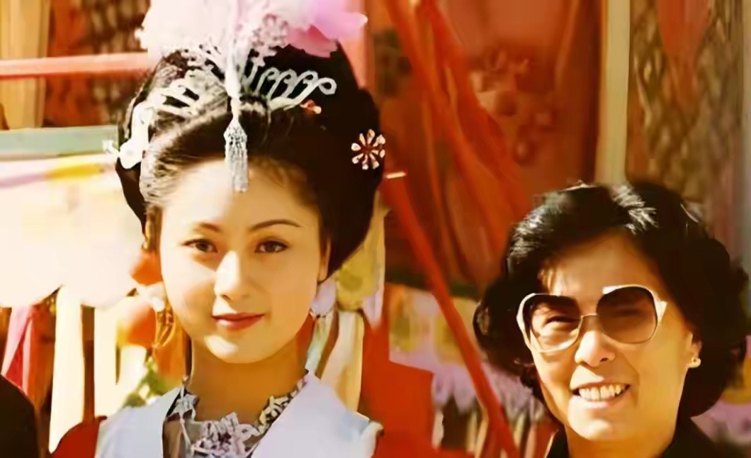 86版《西游记》拍了六年，六小龄童从头演到尾，总片酬才两千出头。全剧组穷得叮当响，道具自己做，火车能