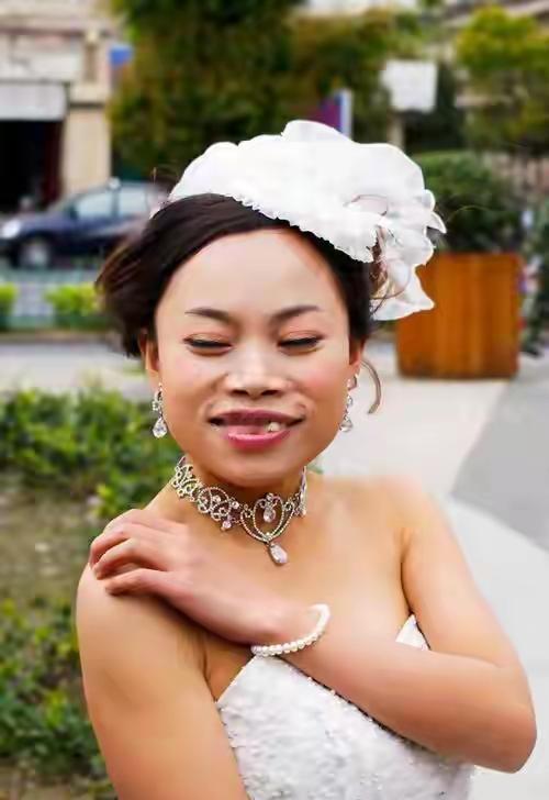 很多人嘲笑凤姐当年放着好好的大网红不做，偏偏要跑去美国，结果混了十几年还是在给人