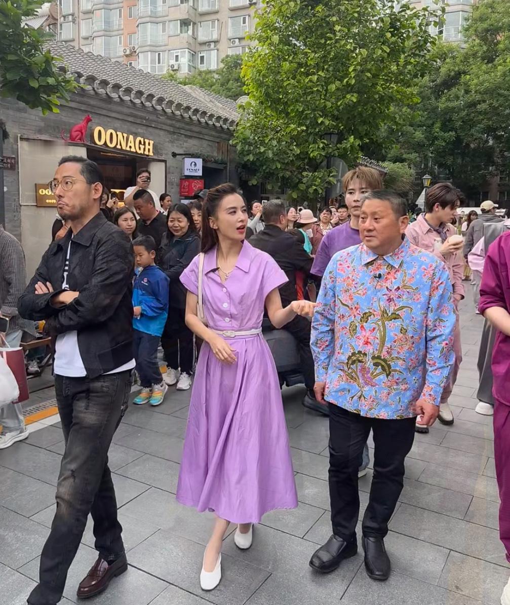 黄圣依无p图偶遇照曝光，紫色裙子显得皮肤黑黄，身材单薄瘦得可怜。据悉，黄圣依近