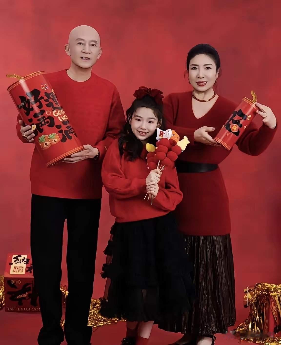 终于晓得小酒窝像谁了！原来是随了姥姥呢！瞧这脸型和眼睛，简直像到了极点！小