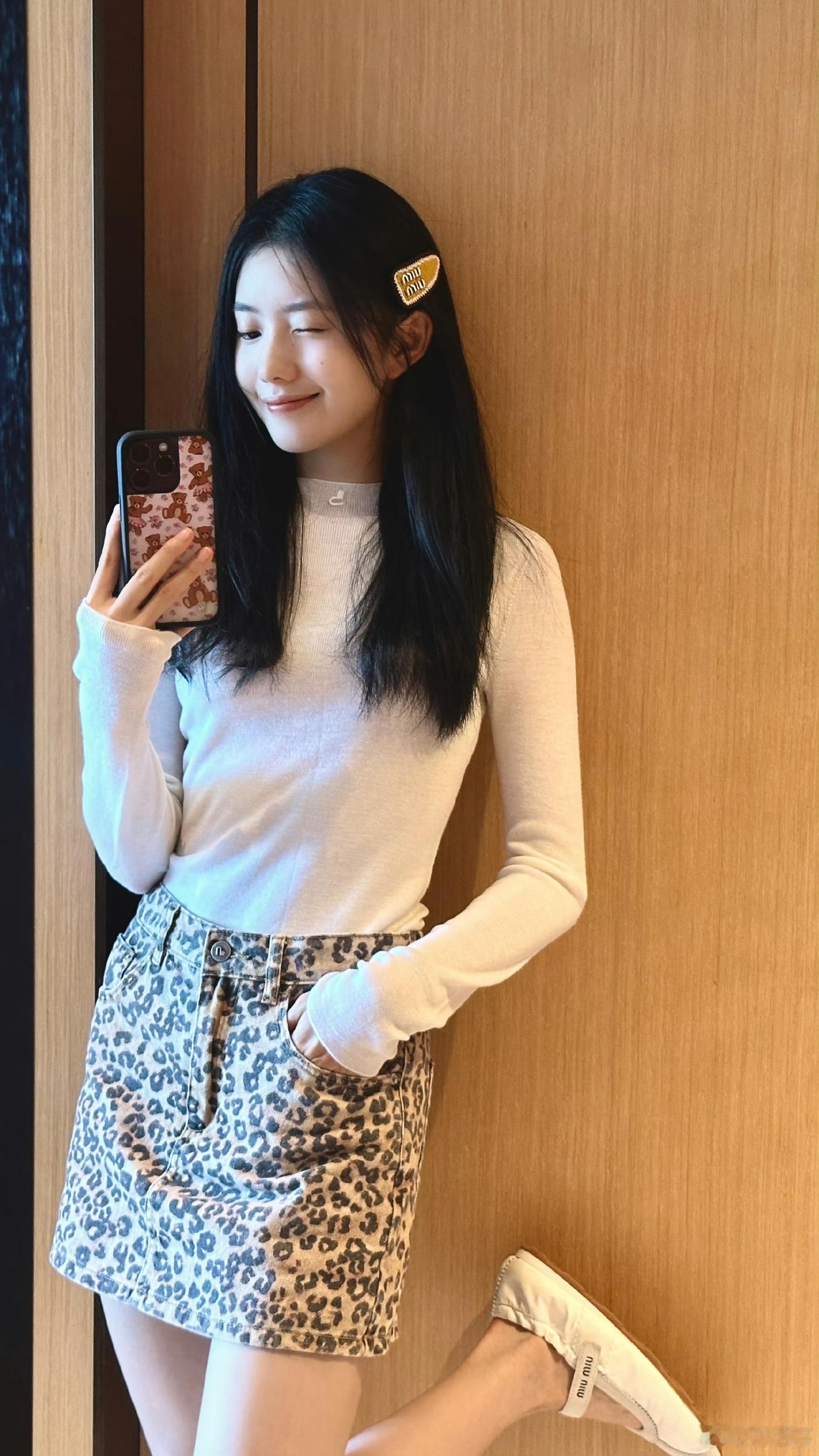 刘浩存对镜自拍刘浩存对镜拍太美了，好素好漂亮​​​